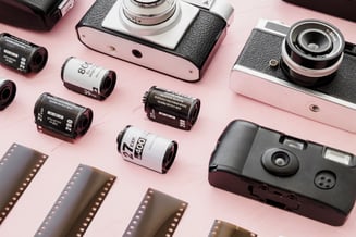 Analoge-fotografie film-cassettes-cameras-tapes_freepik