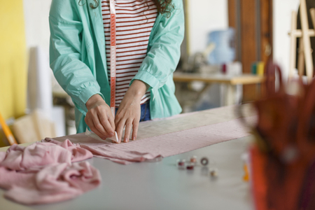 Naaien voor dummies - Annemie Creyf (httpswww.freepik.comfree-photoclose-up-seamstress-drawing-with-soap-pink-textile-modern-sewing-workshop_23737244.htm#from_element=cross_selling__photo)-1