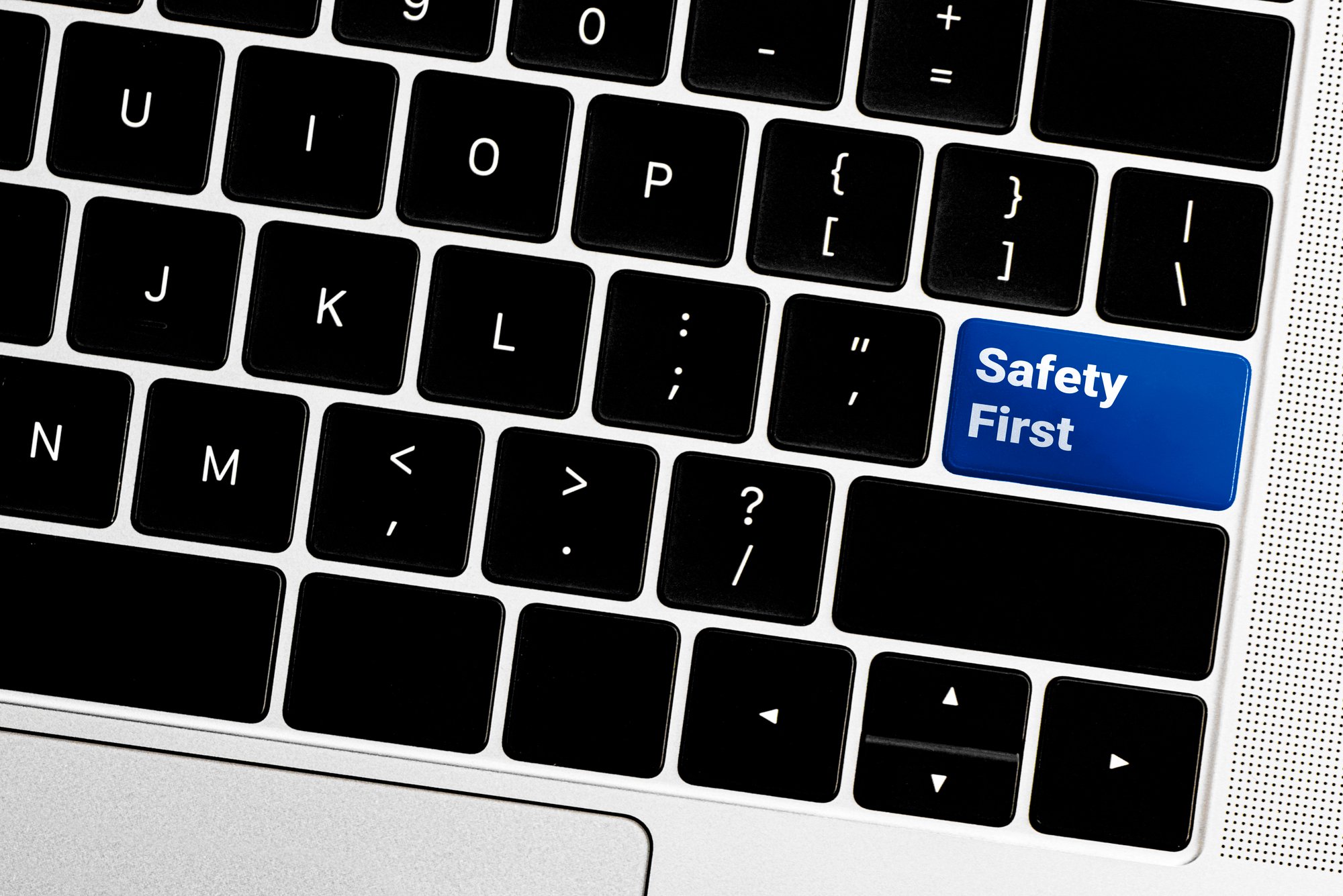 Wachtwoorbeheer_Freepik_top-view-safety-first-key-keyboard