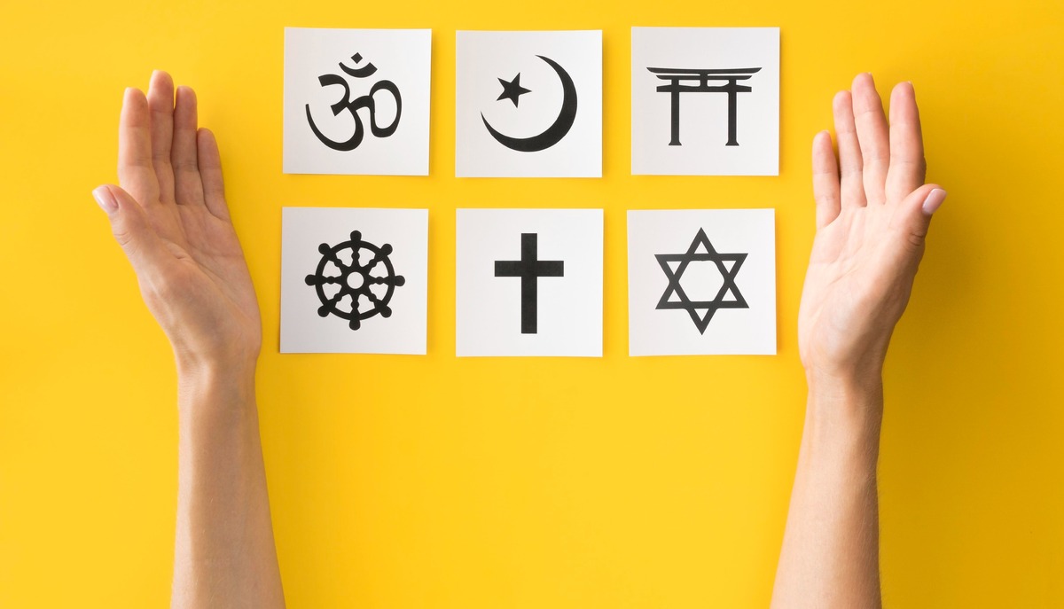 religie onder de loep - FREEPIK -flat-lay-religious-symbols-1